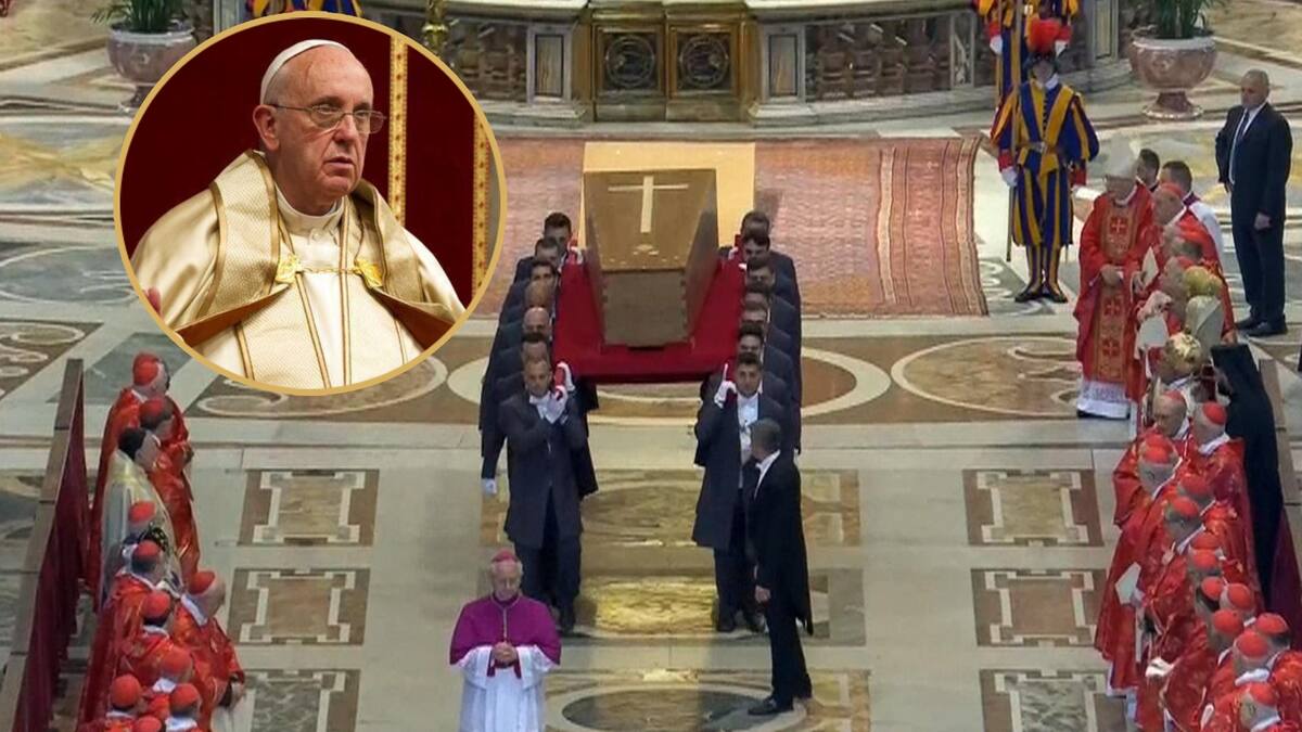 Captura de video de la señal Vatican Media, de la salida en procesión del féretro del Papa Francisco hacia la plaza de San Pedro donde este sábado se lleva a cabo el funeral del líder religioso. | EFE