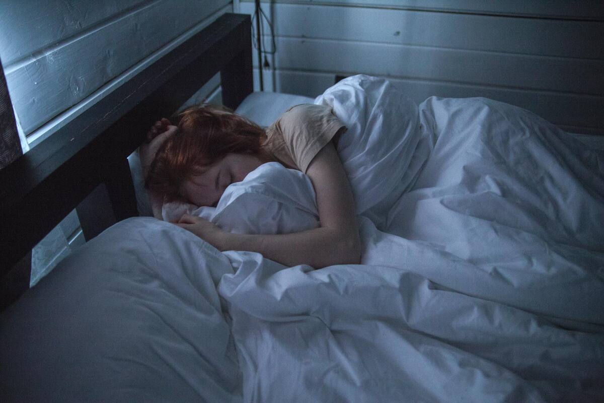 ¿Por qué dormimos más en invierno?