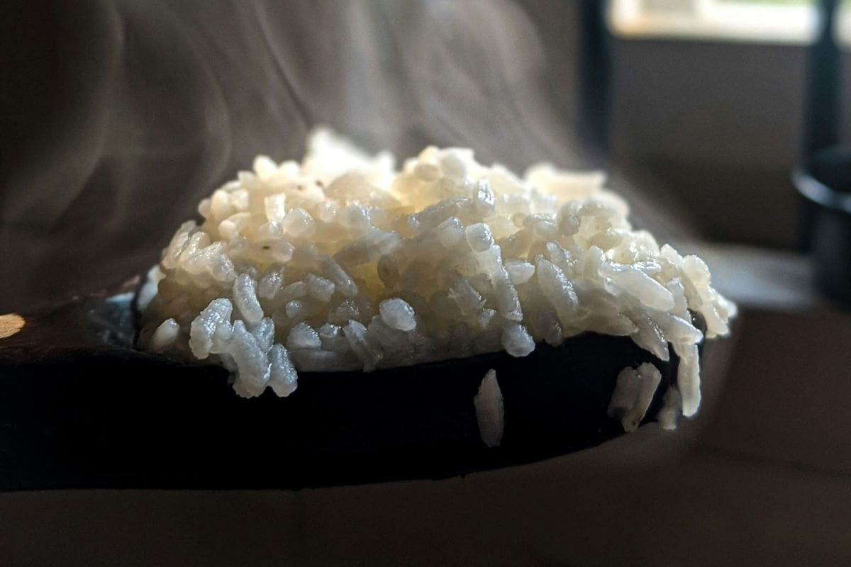 El secreto de chefs para darle más sabor al arroz sin usar consomé