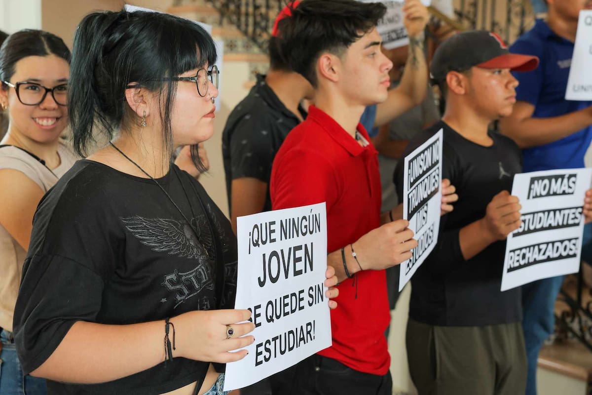 Aspirantes de la Unison se manifiestan por un espacio