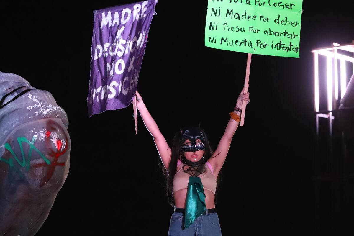 Marchan colectivos exigiendo la despenalización total del aborto