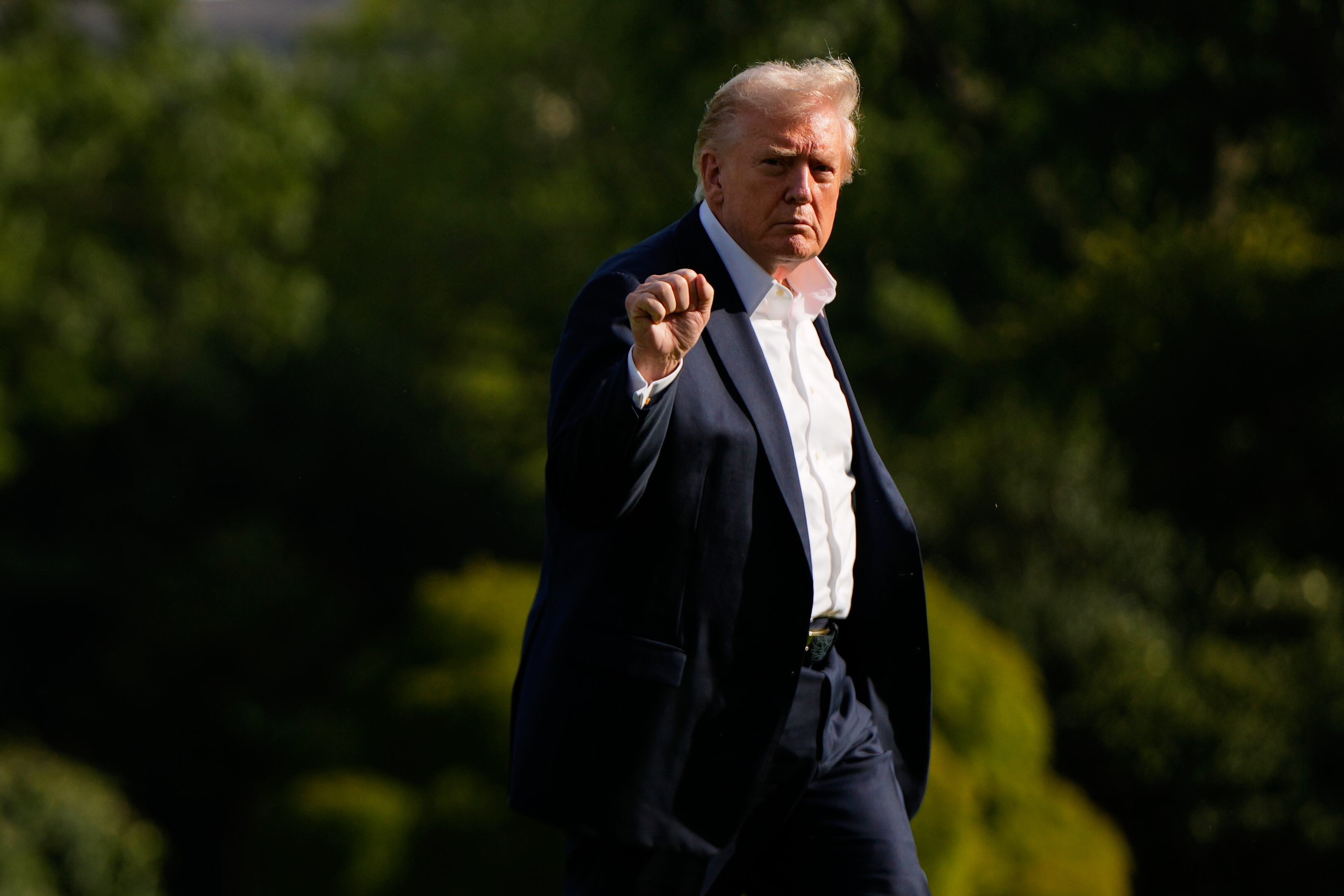 El presidente Donald Trump cierra un puño a su llegada a la Casa Blanca, el viernes 26 de septiembre de 2025, en Washington. (AP Foto/Julia Demaree Nikhinson)