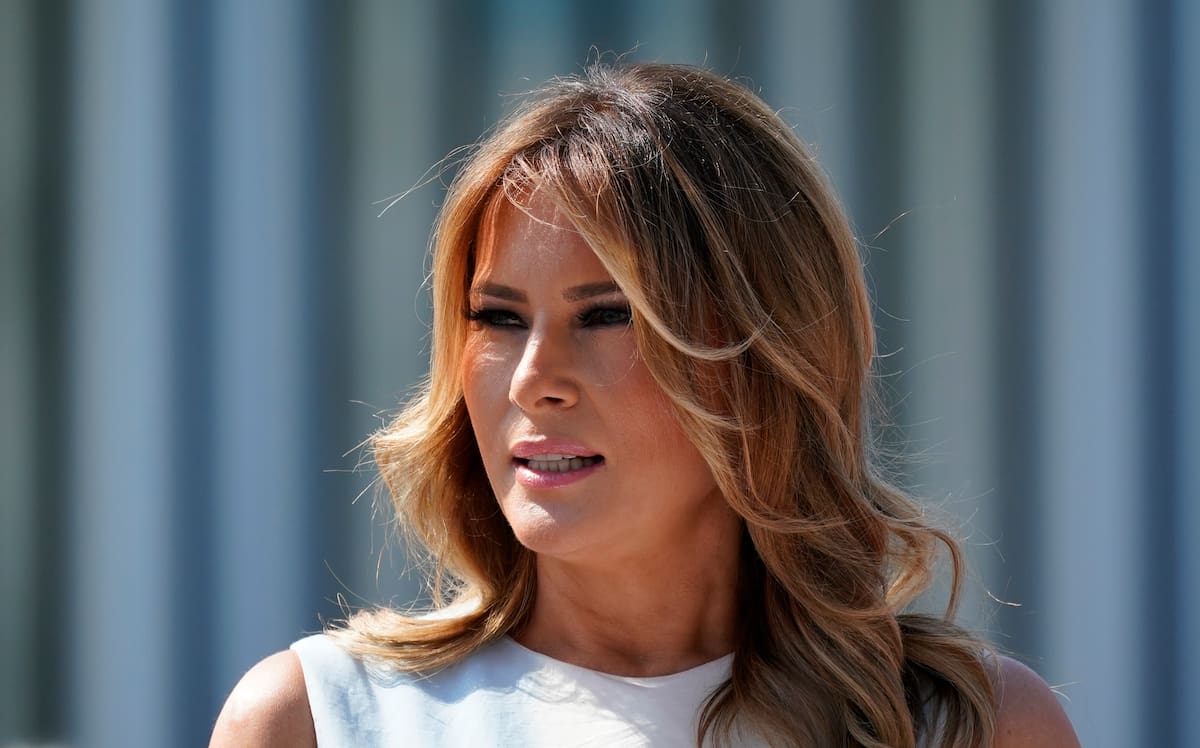 ARCHIVO - En esta foto del 24 de agosto del 2020, la primera dama estadounidense Melania Trump visita una exposición de arte en la Casa Blanca. (AP Foto/J. Scott Applewhite)