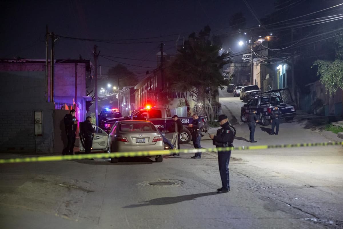 Encuentran a hombre sin vida dentro de un vehículo en la colonia Los Laureles