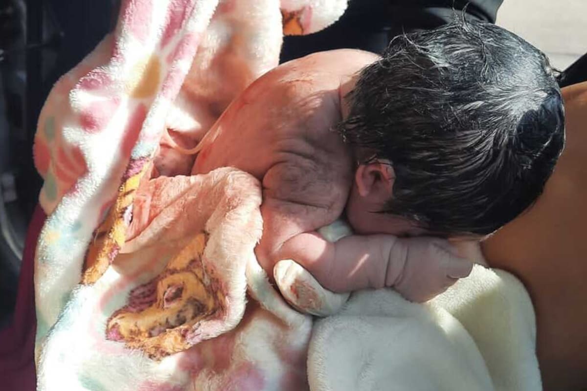 ¡Bebé a bordo! Menor de 14 años da a luz en taxi de la CDMX en Benito Juárez