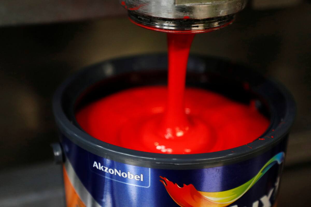 Tiene un exitoso TikTok donde mezcla pinturas, lo despide la tienda que las fabrica por gastar material