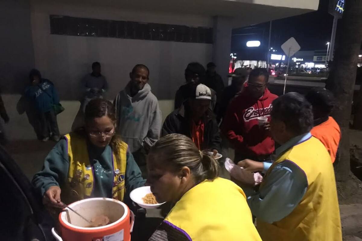 Club de Leones brinda alimentos a personas en situación de calle