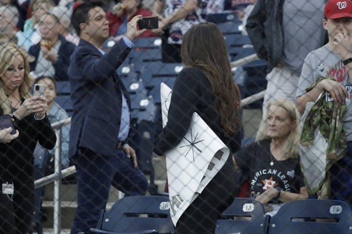 Aficionados fueron despojados de sus carteles con mensajes en contra de Astros