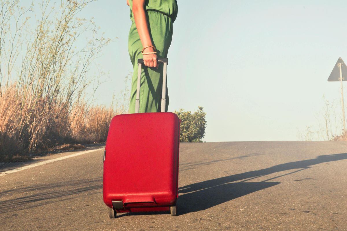Retirar la cinta después del viaje permite eliminar parte de la suciedad acumulada en las ruedas.