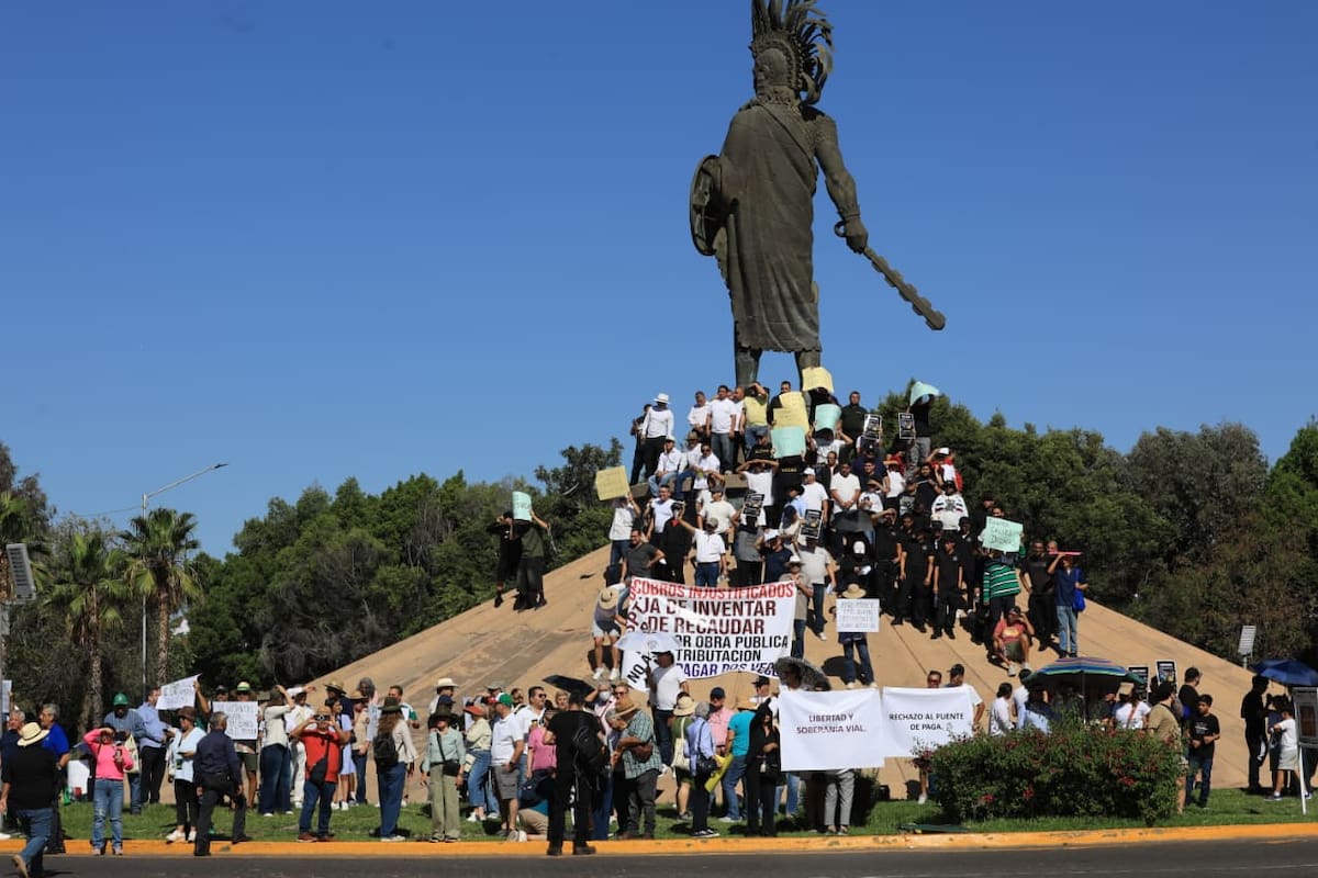Vecinos de Tijuana se manifestaron en el Monumento Cuauhtémoc para exigir servicios básicos. Foto: Sergio Ortiz