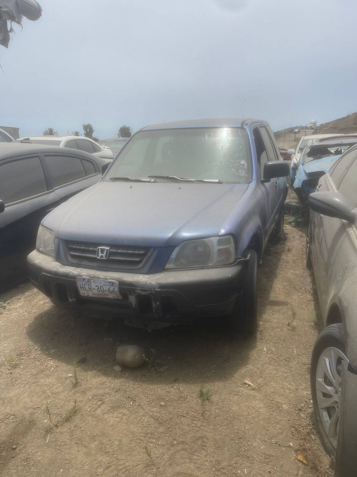 Honda CRV, modelo 2000, azul, placas de circulación del estado de Guerrero.
