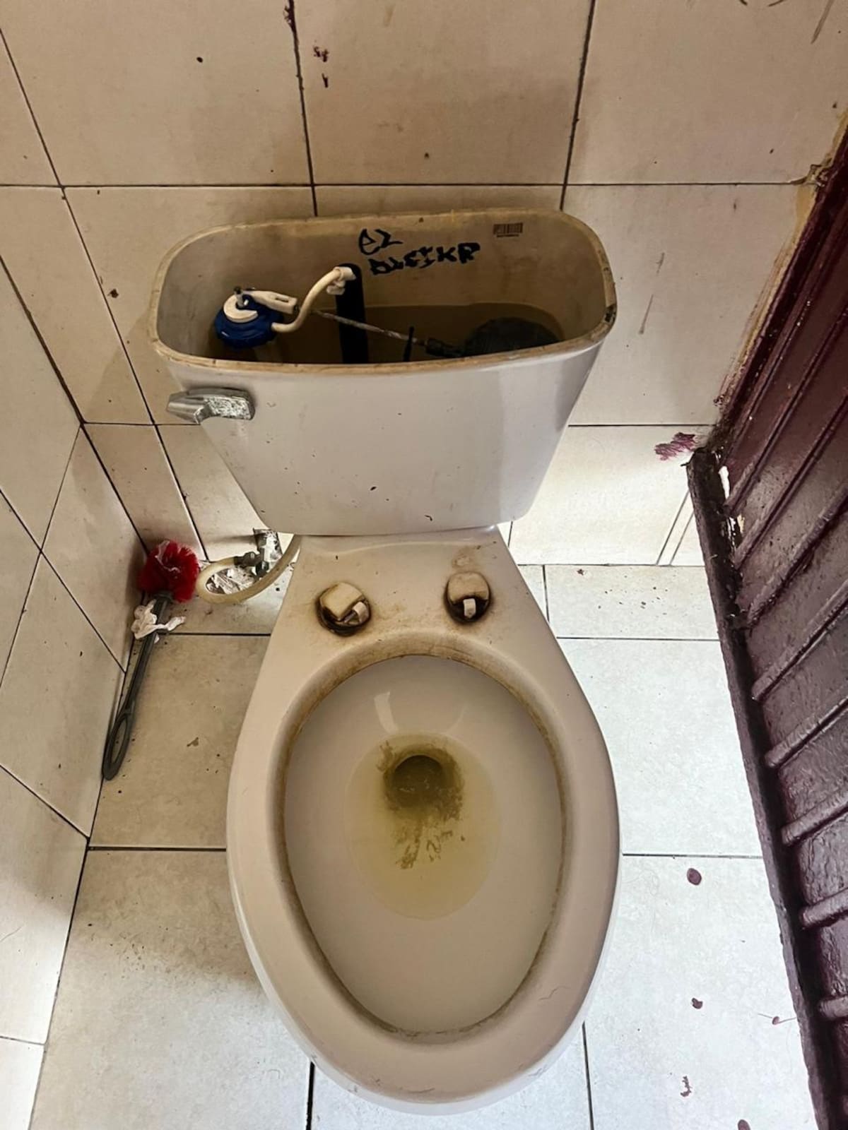 Lavabos dañados, pintura desgastada y otros desperfectos son parte de las condiciones que presentan los sanitarios de la Unidad Deportiva Andrés Luna, en Rosarito. Foto: Cortesía.