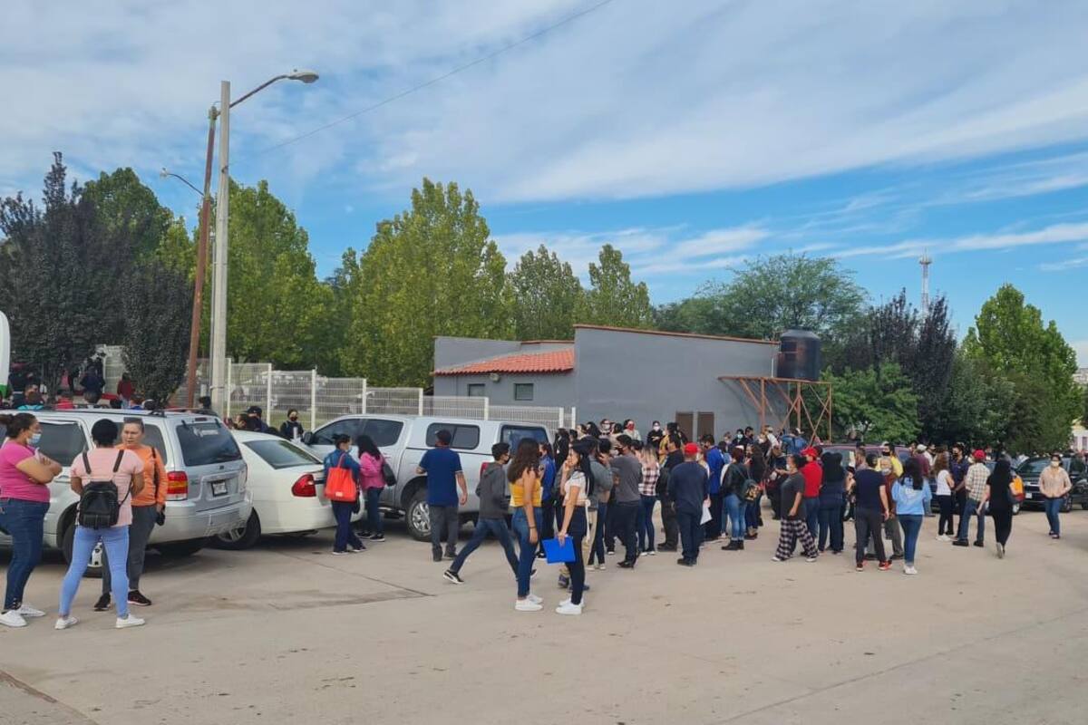 Abarrotan padres de familia DIF Nogales por fichas para vacunación de menores contra Covid-19