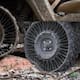 Esta llanta de Michelin no usa aire, no se poncha y sobrevive a un balazo sin quedar fuera de combate, pero hay un truco importante: no funciona en tu coche. Te contamos qué vehículos sí la pueden usar y cuándo llegará a tu auto