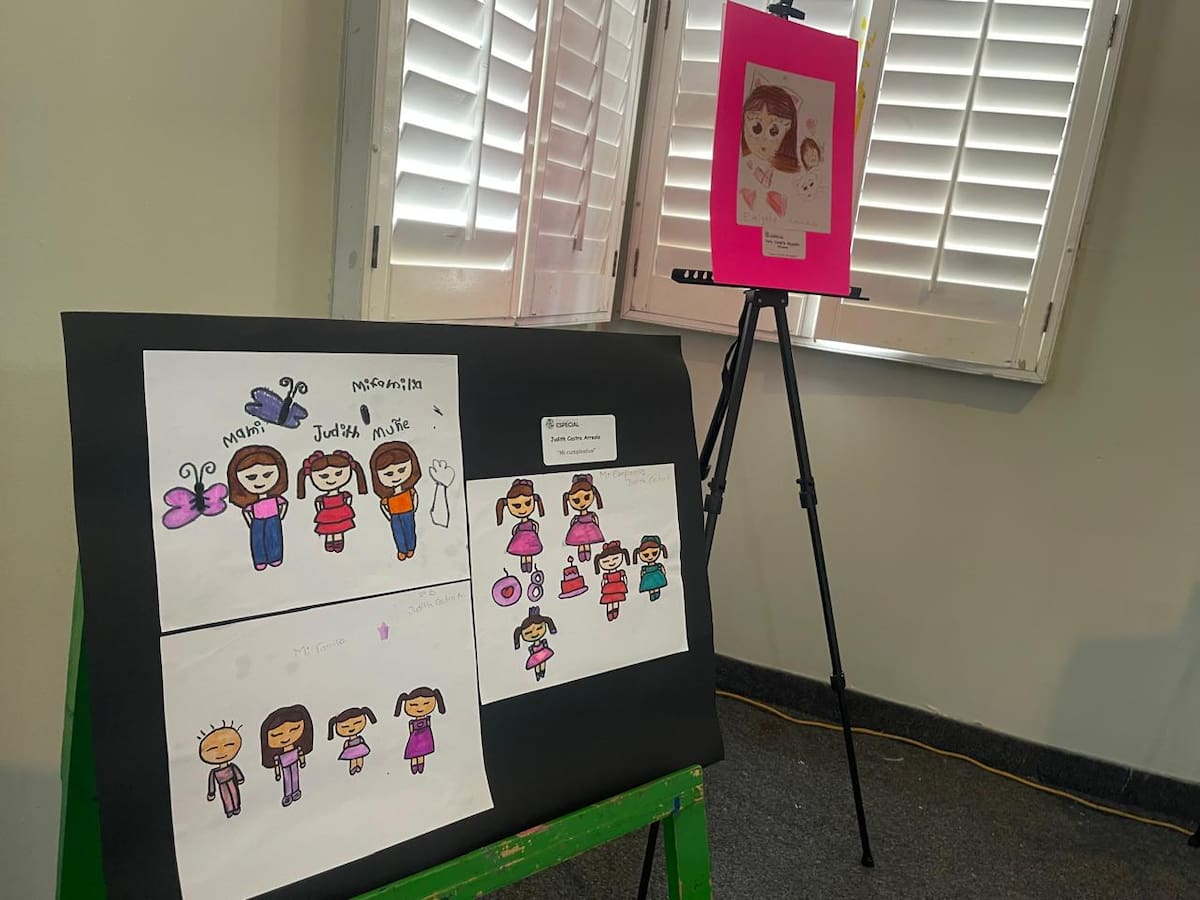 30 niñas y niños con capacidades diferentes participaron en la Feria del Dibujo Soy Incluyente y recibieron un reconocimiento. Foto: Carmen Gutierrez