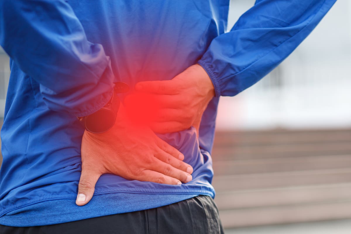 Estos errores simples podrían estar afectando tu dolor de espalda, según la ciencia