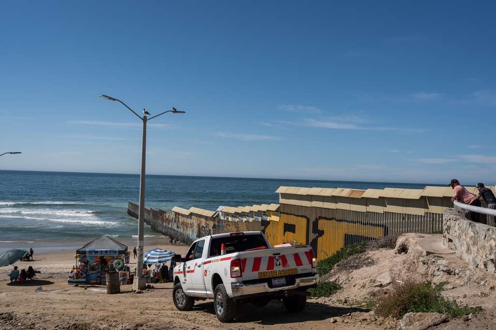 Bomberos atendieron un reporte al 9-1-1 sobre personas que intentaban cruzar hacia Estados Unidos por la zona del muro fronterizo; las seis personas fueron puestas a salvo y trasladadas para valoración médica. Foto: Border Zoom