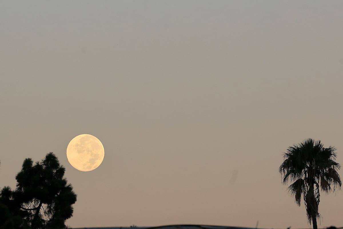 La Luna del Cazador se despide de Tijuana tras iluminar el cielo durante la madrugada