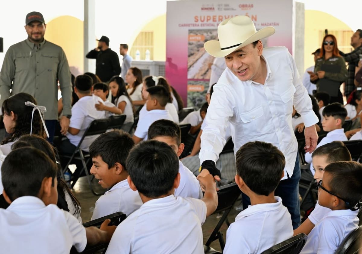 El gobernador Alfonso Durazo entrega becas a estudiantes de primaria durante su gira de trabajo por Soyopa y Mazatán.