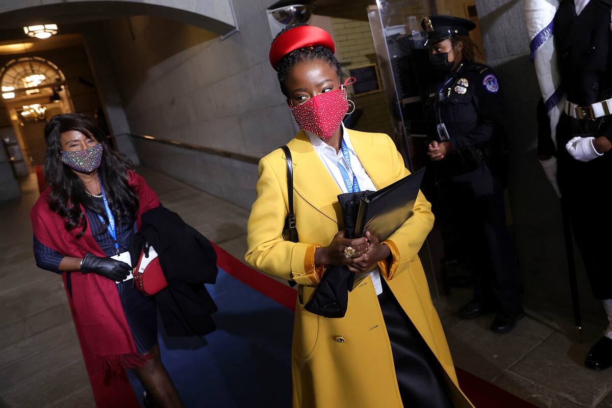 La joven poeta laureada nacional Amanda Gorman llega a la ceremonia de investidura del presidente Joe Biden frente al Capitolio estadounidense, en Washington, el miércoles 20 de enero del 2021. (Win McNamee/Pool Photo via AP)