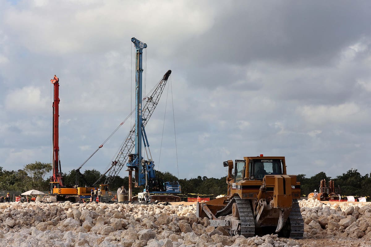 Trabajadores laboran en la construcción del tramo 4 del Tren Maya, en el libramiento Playa del Carmen, Quintana Roo (México). Imagen de archivo. EFE/Alonso Cupul
