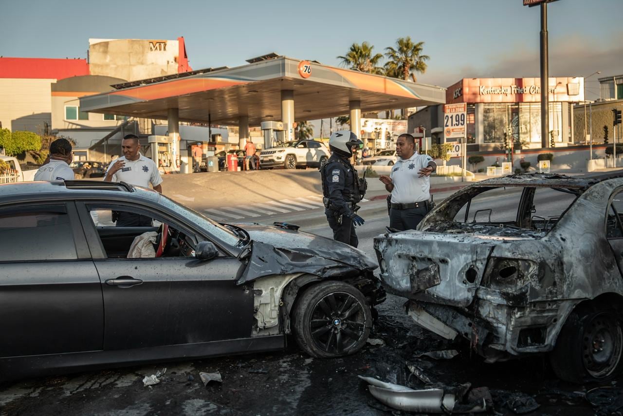 El accidente involucró cuatro vehículos y derivó en el incendio de dos unidades; no hubo personas lesionadas. Foto: Border Zoom