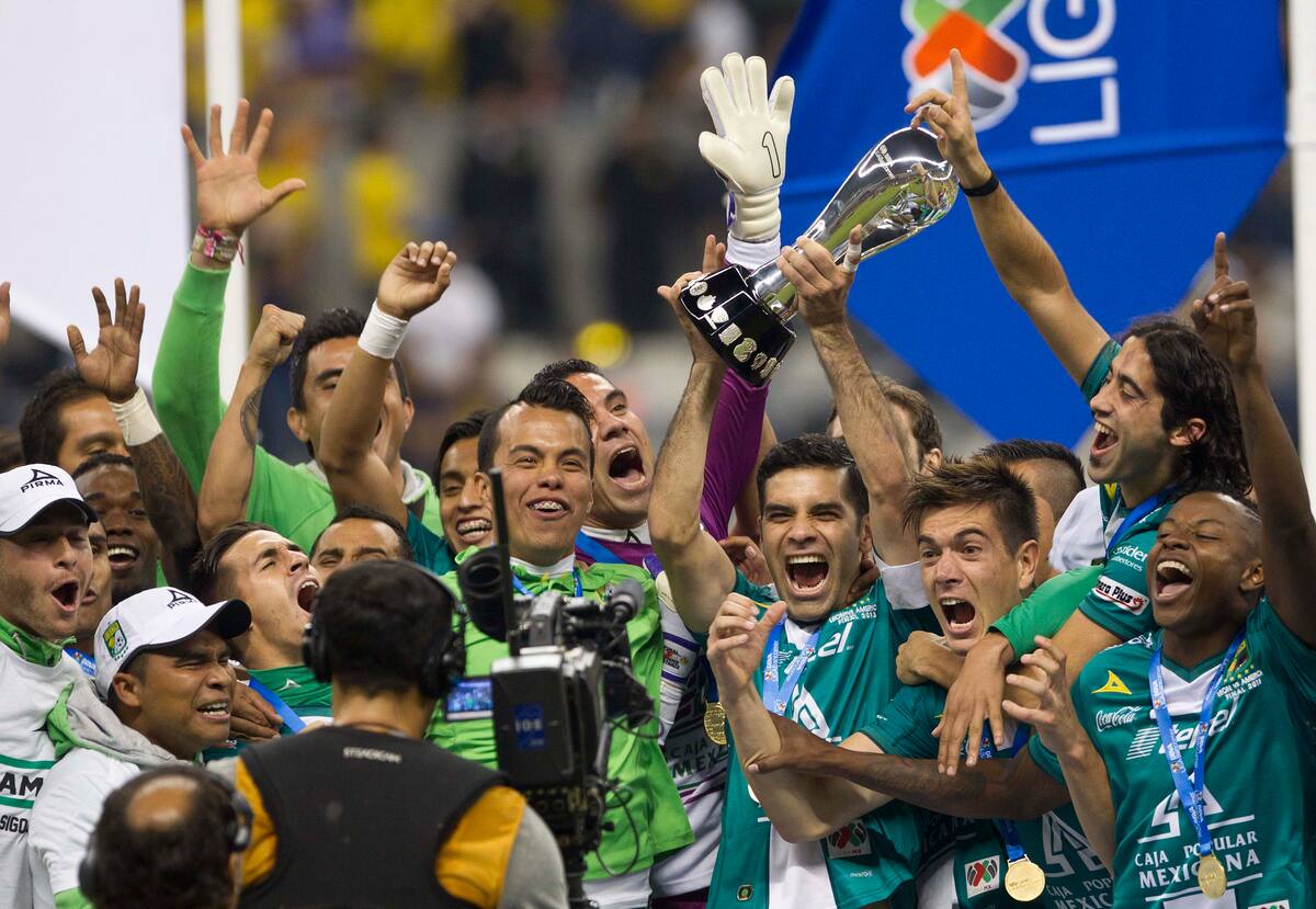 RESENDING TO CORRECT TRANSMISSION REFERENCE -Players of Leon celebrate after beating America during the final match of the Mexican soccer league championship in Mexico City, Sunday, Dec.15, 2013. (AP Photo/Christian Palma)