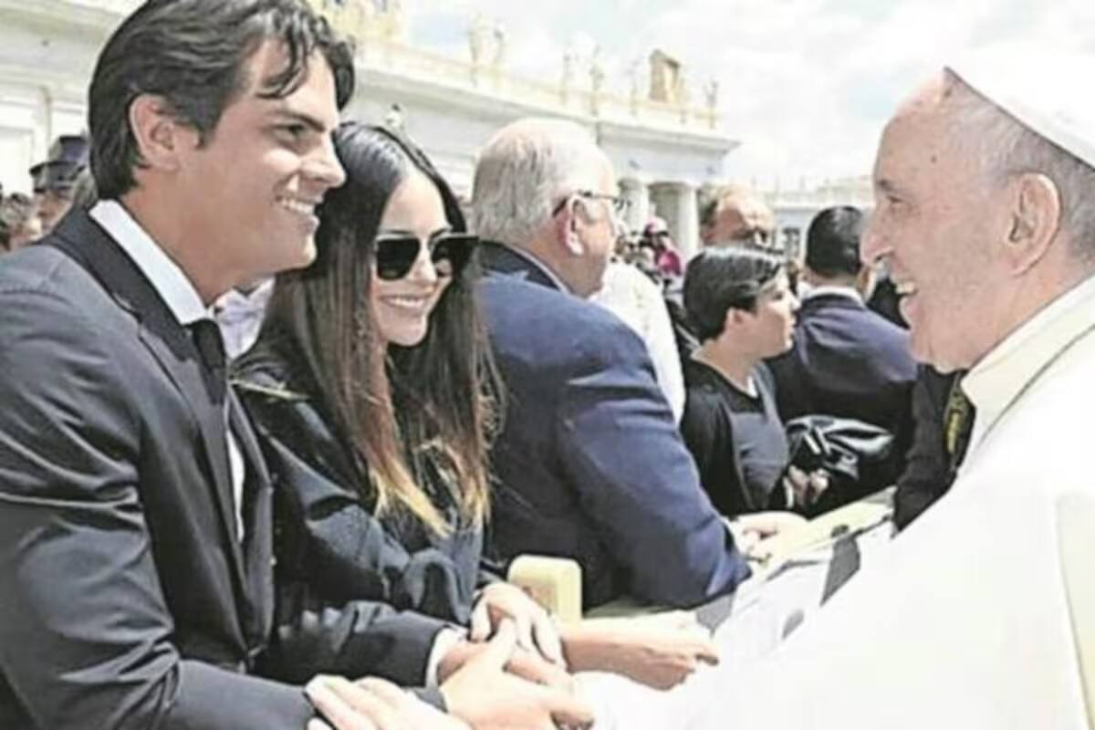 Ximena Navarrete y su esposo saludan al Papa y reciben su bendición.