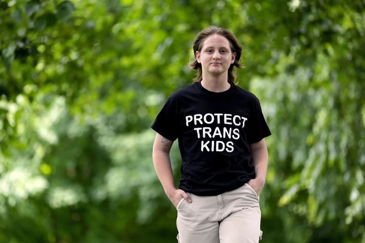 Eli Givens camina por un parque el miércoles 18 de junio de 2025 en Franklin, Tennessee, después de que la Corte Suprema ratificara la prohibición de Tennessee de la atención de afirmación de género para menores transgénero. | Crédito: AP/Mark Humphrey