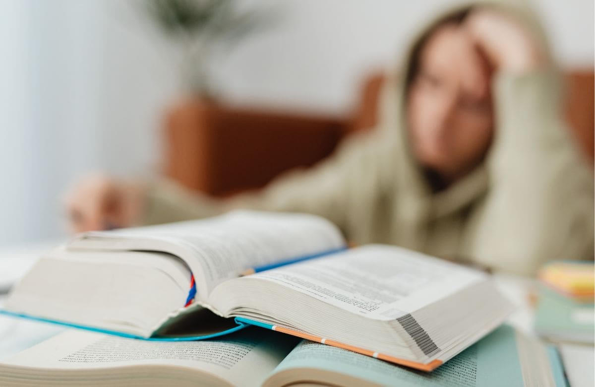 Por qué una persona puede sentirse cansada aunque sea joven y aparentemente sana, según especialistas | Foto: Especial (canva)