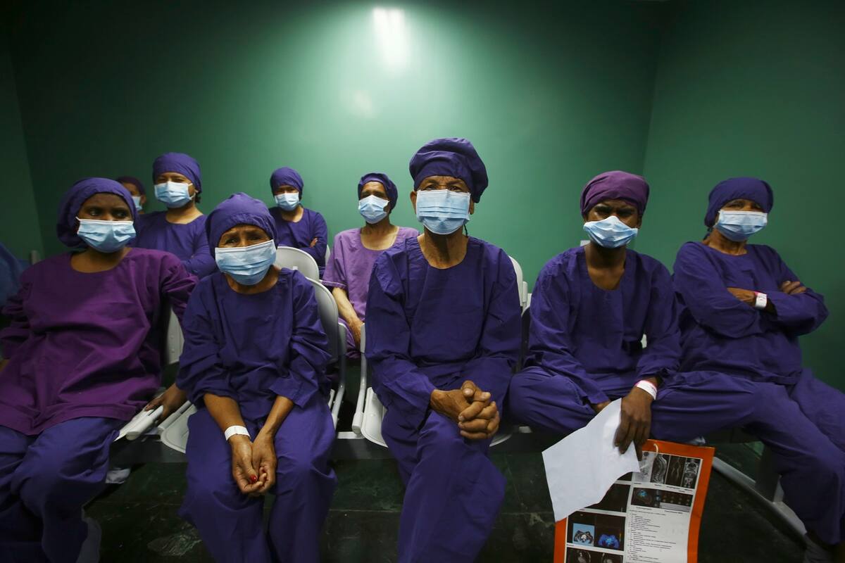 Una decena de pacientes espera ser anestesiada antes de ser operada de cataratas por el equipo del doctor Sanduk Ruit en un centro médico de Katmandú, Nepal, el 26 de marzo del 2021. (AP Photo/Niranjan Shrestha)