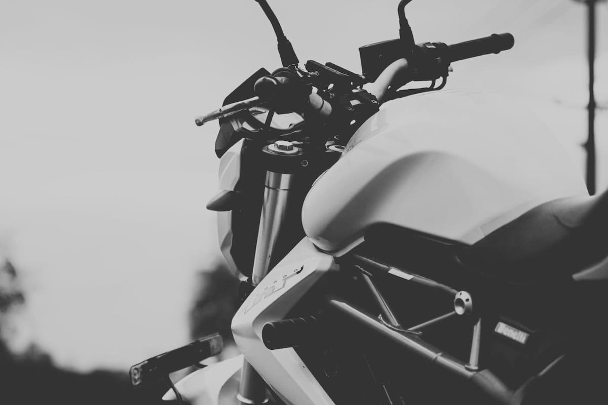 Resulta lesionado joven conductor de motocicleta tras chocar contra una camioneta en Hermosillo