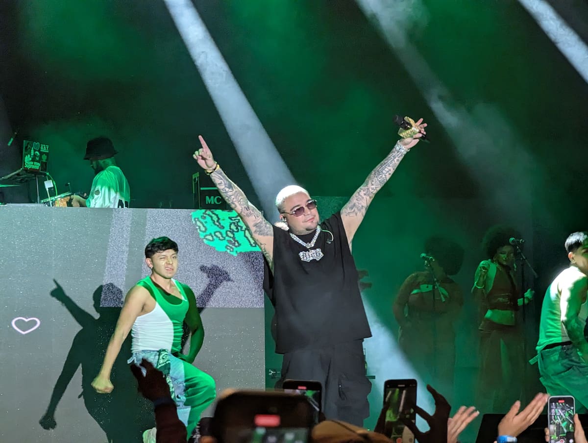 Las gorras, lentes, cadenas brillantes, ropa holgada y tenis deportivos de los poco más de 3 mil fanáticos marcaron el estilo urbano durante el concierto. Foto: Víctor Delgado