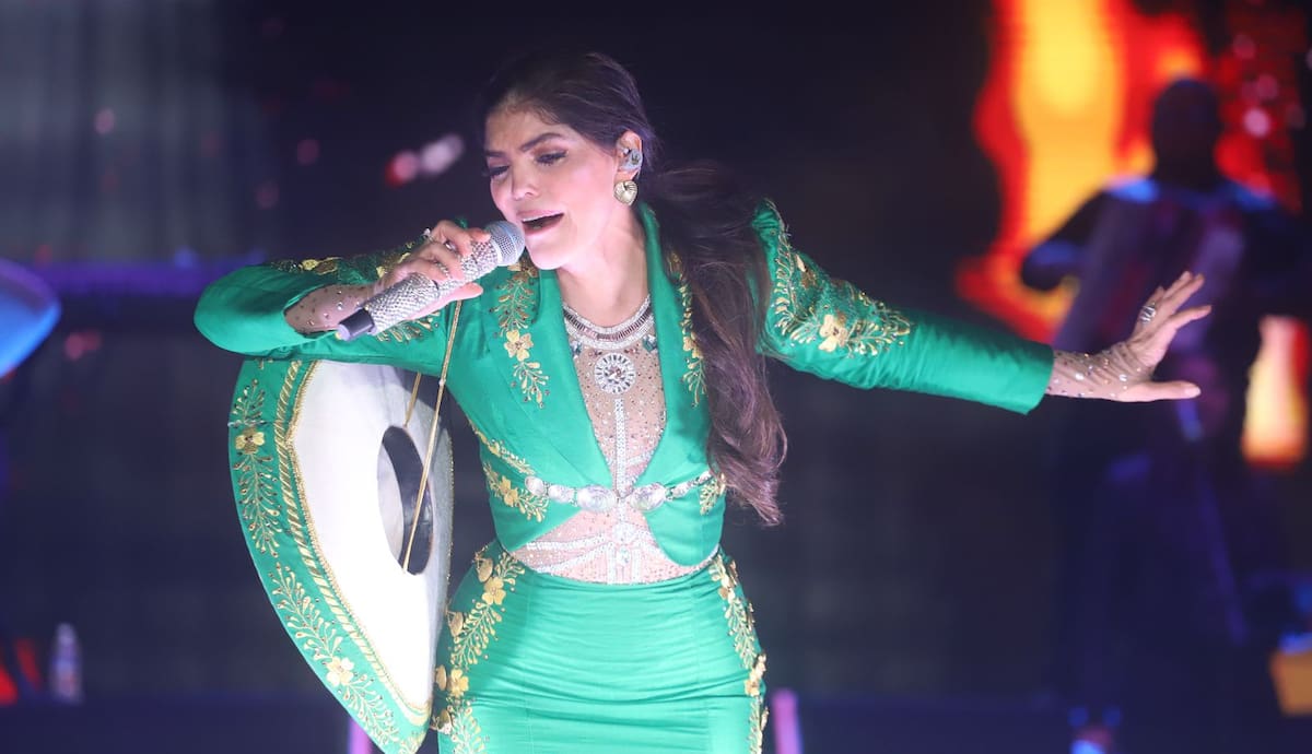 La cantante Ana Bárbara deleitó al público con sus éxitos.