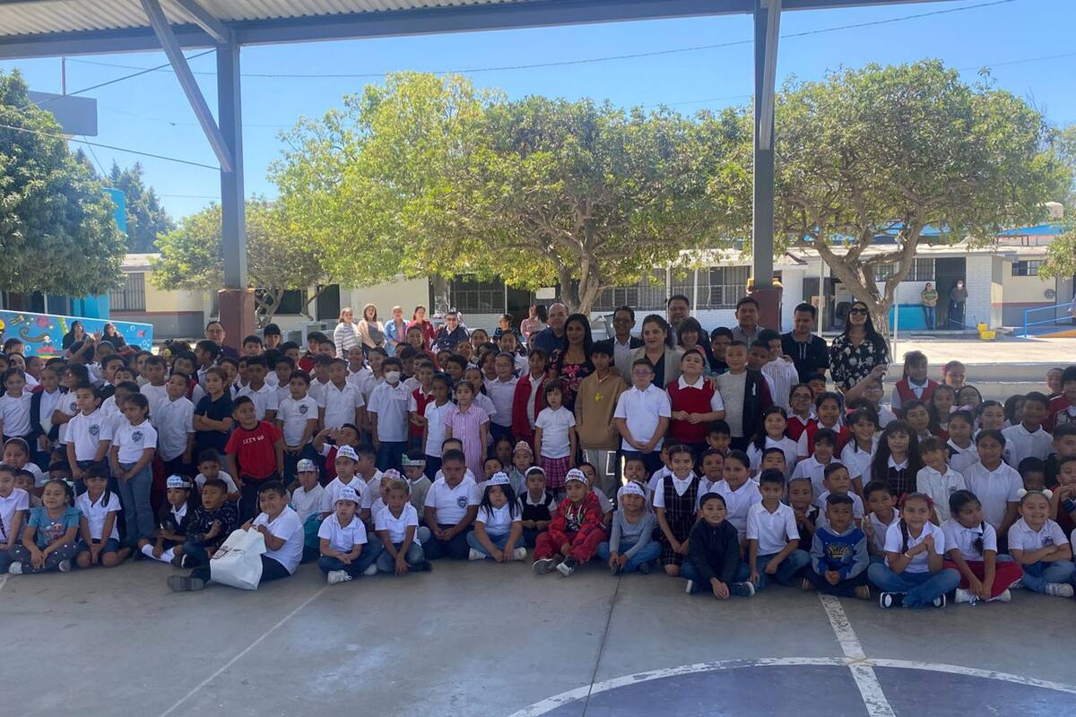 Alcaldesa de Tijuana entrega uniformes en escuela municipal