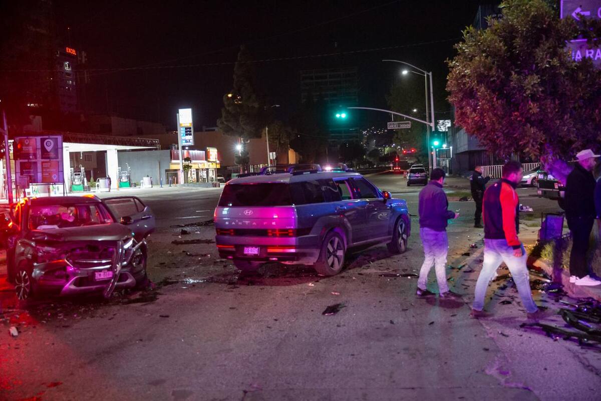Cuatro vehículos chocaron en bulevares Sánchez Taboada y Abelardo L. Rodríguez; no hubo personas con lesiones graves. Foto: Border Zoom