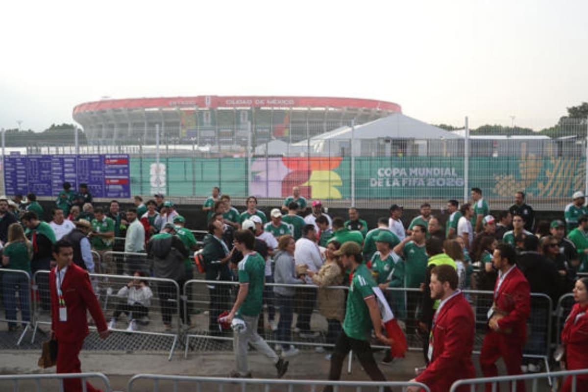 Hombre de la tercera edad sufre convulsiones en la Puerta 1 del Estadio Azteca previo a la inauguración del Mundial 2026 y la SSC lo reporta estable