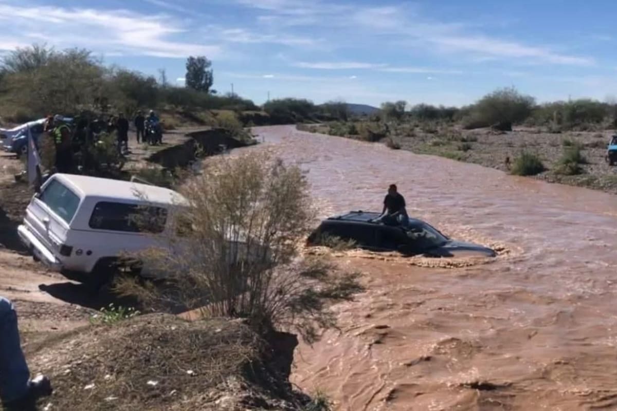 Bomberos rescatan sin lesiones a persona de vehículo arrastrado por corriente en Santa Ana