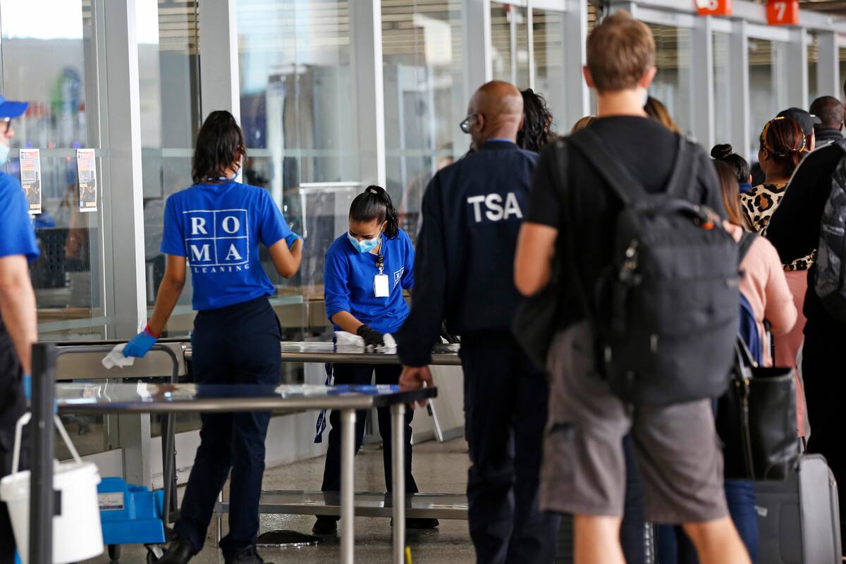 Colapsan aeropuertos en EU por pruebas de coronavirus