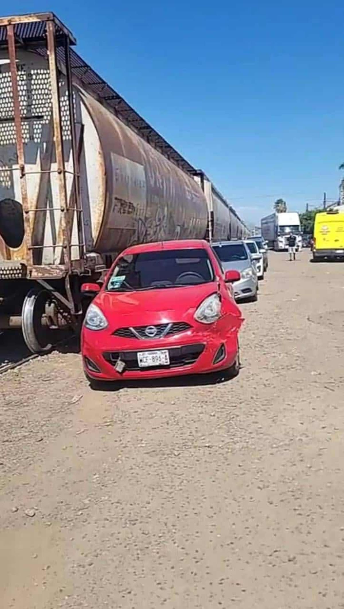 Uno de los vehiculos embestidos por el tren. / Imagen por Mayra Echeverría.