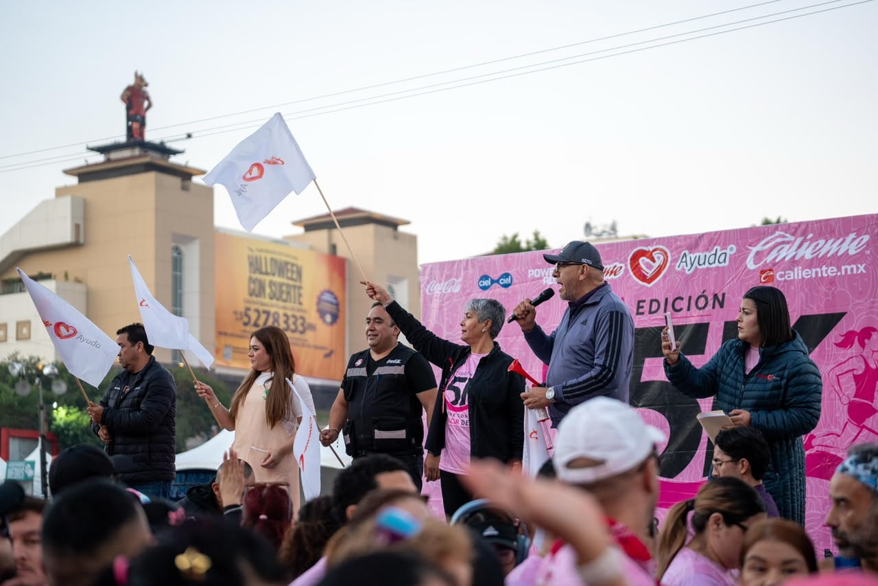 Alrededor de mil 300 personas participaron en la quinta carrera Corre Contra el Cáncer de Mama en Tijuana, que recaudó fondos para comprar camas-camilla para el IMSS. La jornada pet friendly contó con la participación de Vaquita, una perrita sobreviviente de cáncer que completó los cinco kilómetros. Foto: Cortesía / Border Zoom