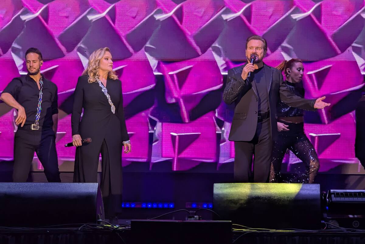 Vestidos de negro, Pimpinela se hizo acompañar por cuatro bailarines.