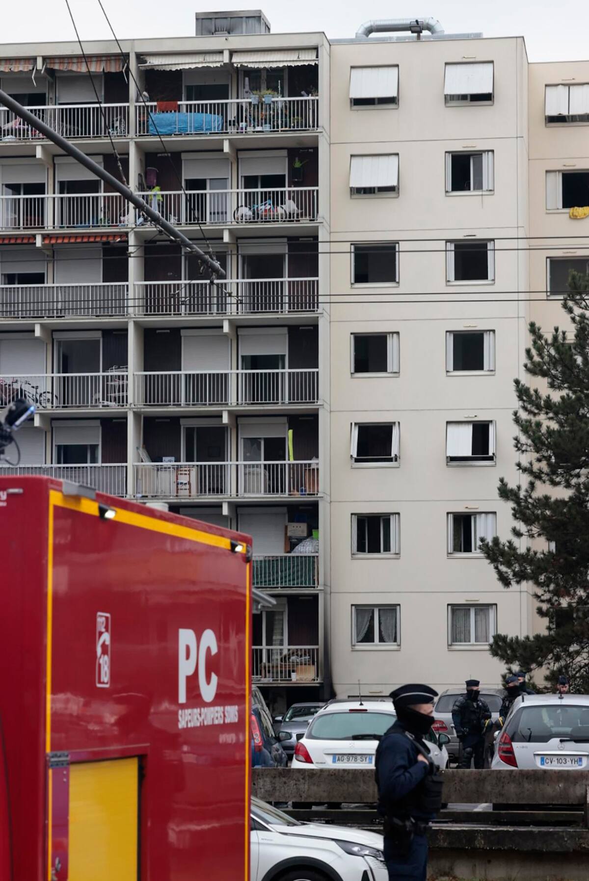 Vaulx-en-velin (lyon) (France), 16/12/2022.- Police officers stand outside an apartment building in Vaulx-en-Velin, near Lyon, central France, 16 December 2022. A fire broke out around 3:00 a.m. CET on 16 December at a seven-story apartment building in Vaulx-en-Velin, a suburb of the French city of Lyon, according to the prefecture du Rhone. At least 10 people, including five children, were killed in the blaze. (Incendio, Francia) EFE/EPA/GILLES REBOISSON