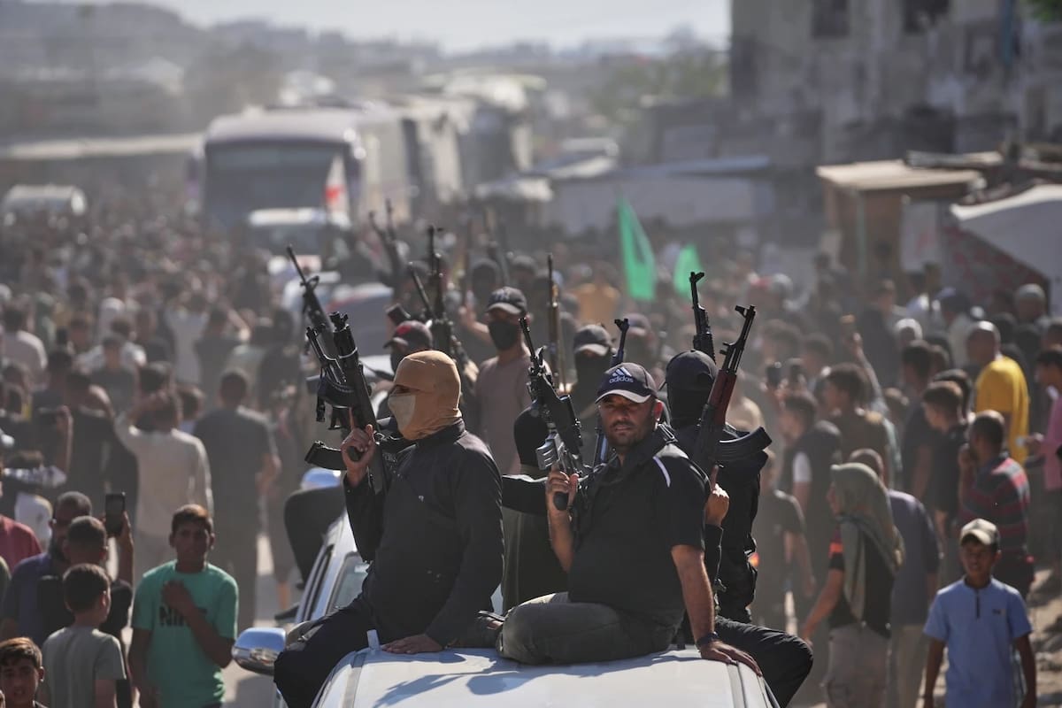 Hombres armados de Hamás en camionetas escoltan autobuses que transportan prisioneros palestinos liberados mientras son recibidos tras su liberación de cárceles israelíes en virtud de un acuerdo de alto el fuego entre Hamás e Israel, en Khan Younis, sur de la Franja de Gaza, el lunes 13 de octubre de 2025. | Crédito: AP/Jehad Alshrafi