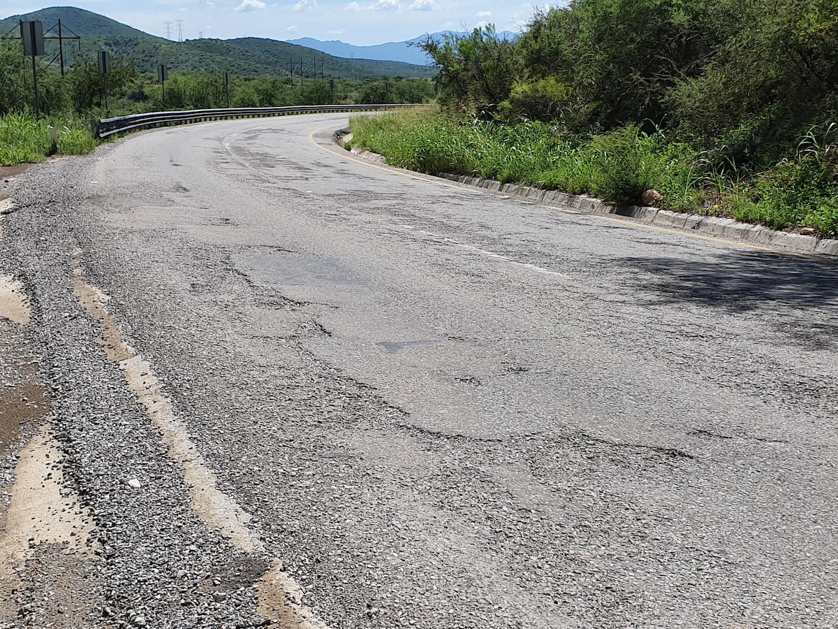 Recorrido carretera de Santa Ana hasta Nogales, Sonora
En las conocidas "Curvas de Quijano" el pavimento está en pésimo estado de circulación.