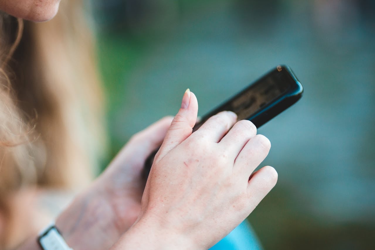 Con el apoyo de tecnología, Apple bloqueará los teléfonos al detectar un movimiento brusco que coincida con un arrebato del teléfono celular, para bloquearlo y evitar el acceso a información sensible. | Foto: Pexels
