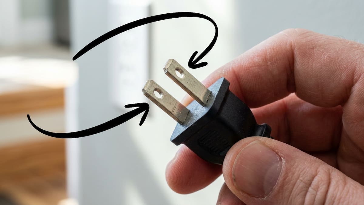 ¿Para qué sirven los agujeros en las clavijas de los enchufes? El diseño tiene una función vital de seguridad para evitar incendios en casa y asegurar que tus aparatos no se desconecten solos según las normas internacionales de fabricación eléctrica NEMA
