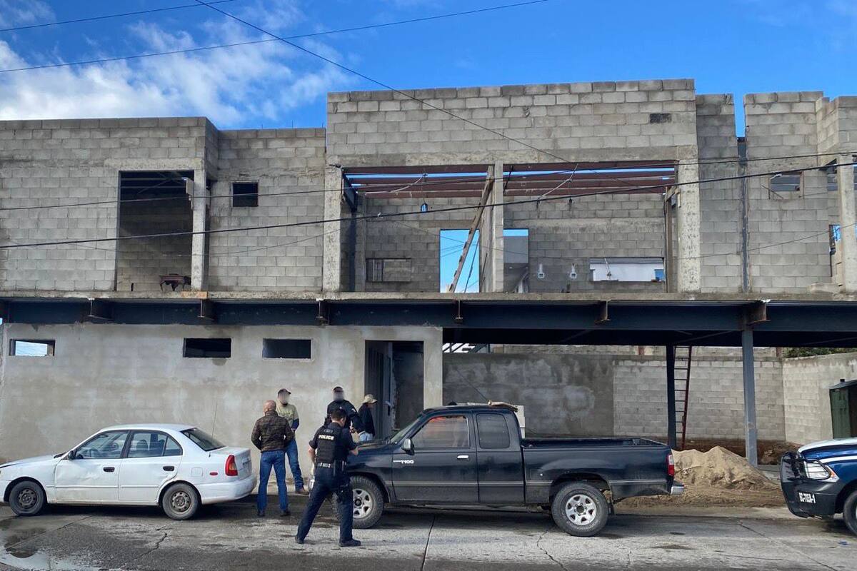 Hombre se electrocuta en una construcción, cae y muere en Ensenada