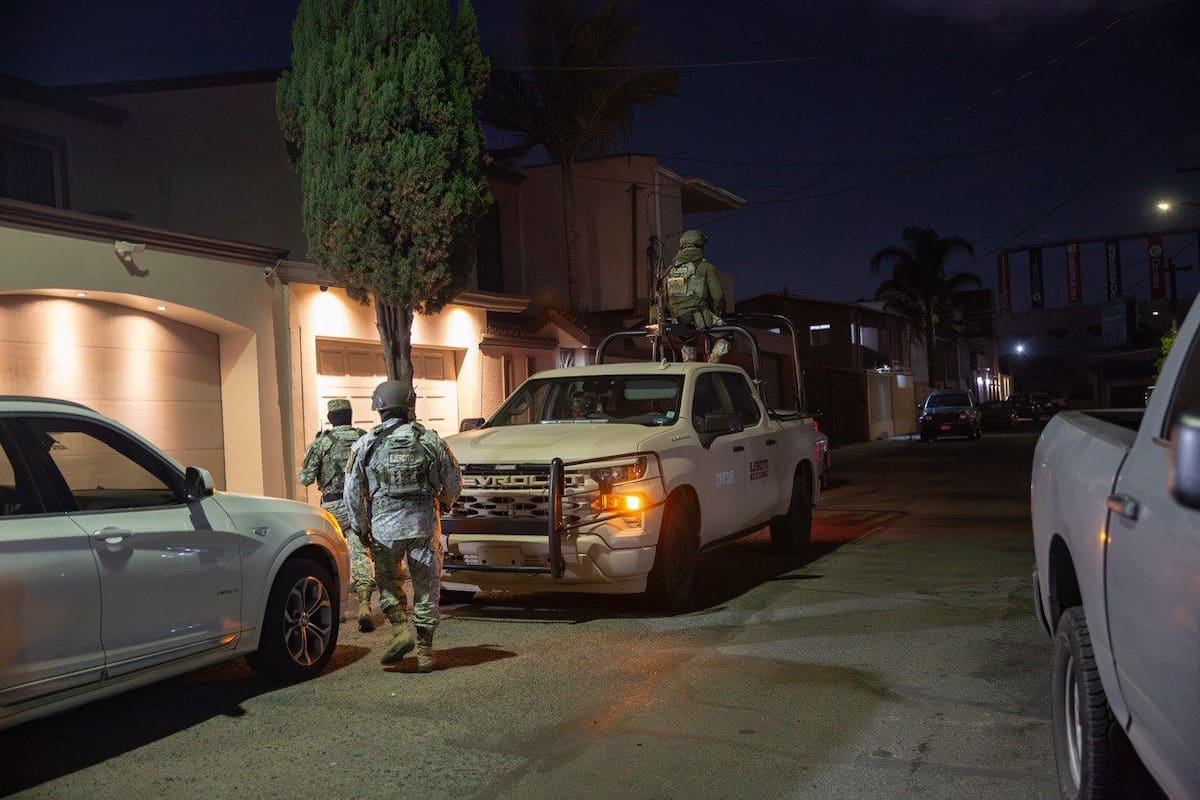 Peritos de la Fiscalía General del Estado procesaron la escena del crimen en la colonia El Paraíso, donde un hombre fue asesinado a balazos la noche del viernes; hasta el momento no hay detenidos.
Foto: Border Zoom.