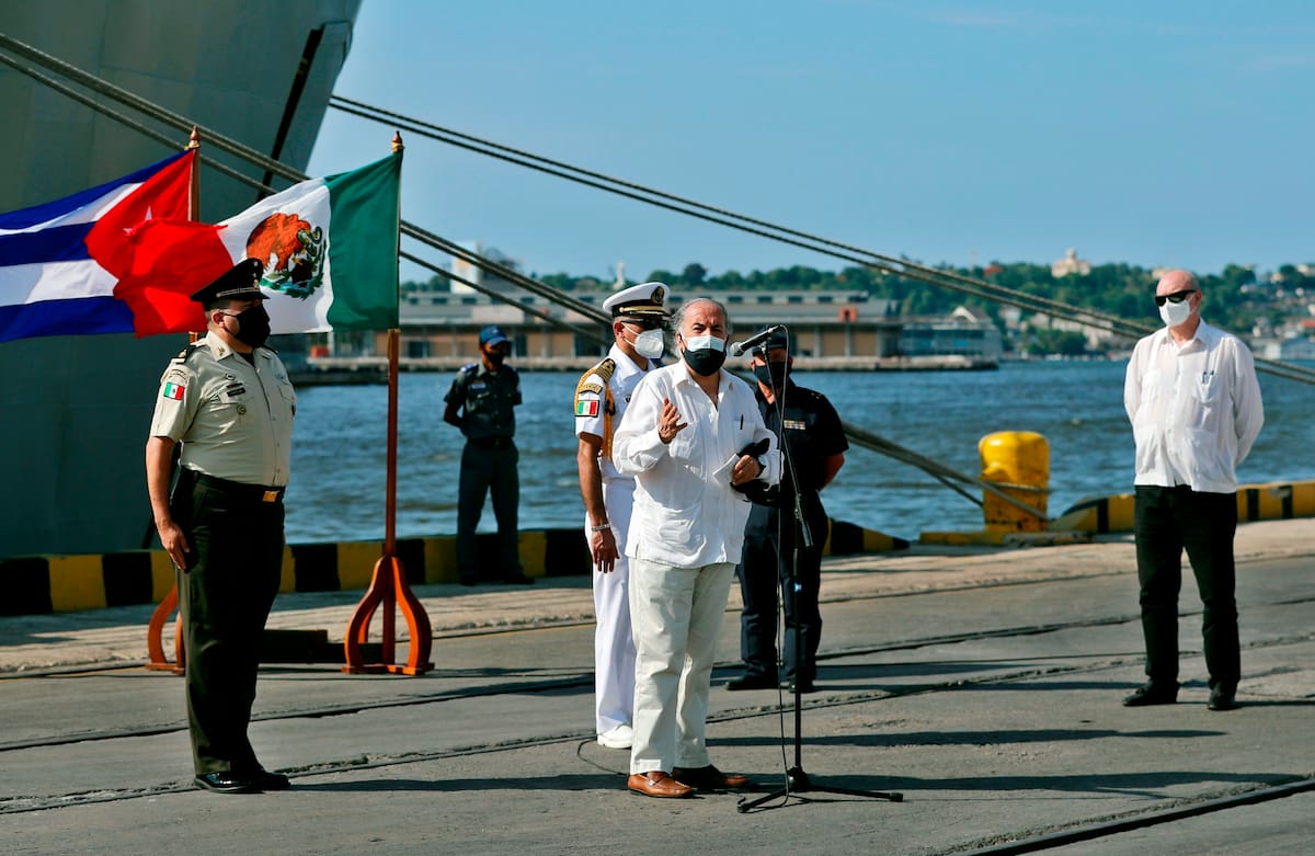El embajador de México en Cuba, Miguel Díaz Reynoso (c), habla durante la llegada de un barco con ayuda humanitaria desde México, hoy, en La Habana (Cuba). EFE/ Ernesto Mastrascusa